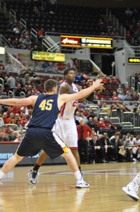 Junior Sameia Kendall drives to the hoop in the Nov. 7 exhibition game against Eureka College. Photo by Maggie Cipriano.