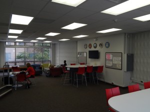 The previously unused space in Heitz Hall has been transformed into a lounge for students, marketed pri- marily toward transferring, commuter and veteran students. Photo by Tessa Armich.