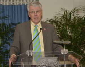 University president Gary Roberts speaks to students about plans for the future of Bradley at the presiden- tial welcome reception Wednesday. Photo by Adam Rubinberg.