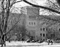 Students walk on Olin Quad in the cold. This winter saw record-low temperatures, causing ice accumulation on campus during Winter Break. Photo by Louis Amberg