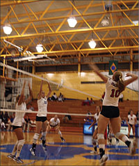 Sophomore Melissa Collins sets up for a kill during Saturday’s game against conference rival Drake at Illinois Community College. Photo by Louis Anberg
